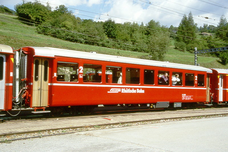 RhB - B 2114 am 27.08.1998 in Filisur - 2.Klasse Leichtstahlwagen, geeignet f�r Krankentransporte der Armee - �bernahme 17.03.1913 - SIG - Fahrzeuggewicht 19,10t - Sitzpl�tze 64, Stehpl�tze 20 - L�P 15,77m - zul�ssige Geschwindigkeit 90 km/h - mit eingebauten Bremszahnrad - �3=16.12.1993 - Lebenslauf: ex C4 2214 - 1930 C4� 2214 - 1961 Sanit�tswagen - 1964 B 2214 - 04/2005 DFB B 2214 - 10/2009 la Baie/F - Hinweis: Logo RhB in deutsch - Griffstangen neben den T�ren, Klassezahlen gro�, hoher Anschriftenblock, dicke Betriebsnummern.
