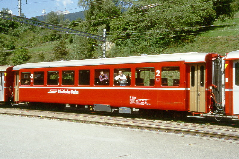 RhB - B 2114 am 27.08.1998 in Filisur - 2.Klasse Leichtstahlwagen, geeignet f�r Krankentransporte der Armee - �bernahme 17.03.1913 - SIG - Fahrzeuggewicht 19,10t - Sitzpl�tze 64, Stehpl�tze 20 - L�P 15,77m - zul�ssige Geschwindigkeit 90 km/h - mit eingebauten Bremszahnrad - �3=16.12.1993 - Lebenslauf: ex C4 2214 - 1930 C4� 2214 - 1961 Sanit�tswagen - 1964 B 2214 - 04/2005 DFB B 2214 - 10/2009 la Baie/F - Hinweis: Logo RhB in deutsch - Griffstangen neben den T�ren, Klassezahlen gro�, hoher Anschriftenblock, dicke Betriebsnummern.
