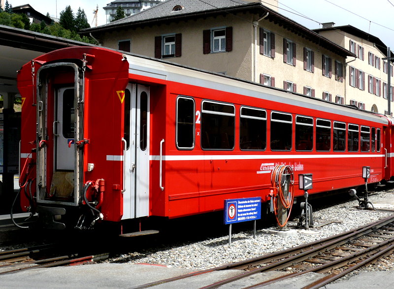 RhB - B 2263 am 30.07.2010 in St.Moritz - 2.Klasse Spitzenverkehrs-Personenwagen f�r Stammnetz mit Drehgestellen �lterer Wagen - �bernahme: 26.02.1986 - FFA/RhB/SWP - Fahrzeuggewicht 18,00t - Sitzpl�tze 56 - L�P 18,02m - zul�ssige Geschwindigkeit 90 km/h - �1= 14.12.2007 - �2 09.08.1991 - Logo RhB in deutsch - Lebenslauf: 18.05.2011 Abbruch - Hinweis: die Fahrzeugserie bestand aus 13 Wagen mit den Nummern 2261 bis 2273. 
