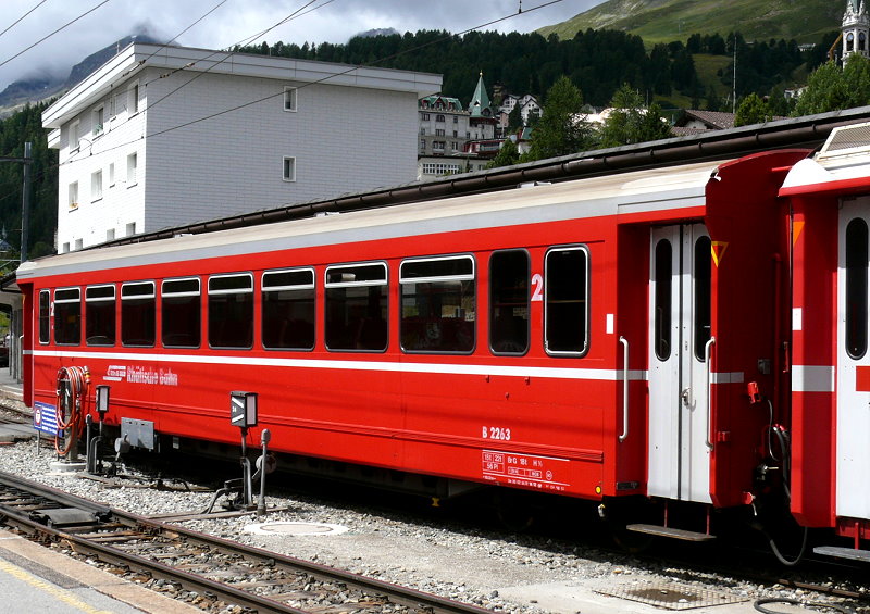 RhB - B 2263 am 30.07.2010 in St.Moritz - 2.Klasse Spitzenverkehrs-Personenwagen f�r Stammnetz mit Drehgestellen �lterer Wagen - �bernahme: 26.02.1986 - FFA/RhB/SWP - Fahrzeuggewicht 18,00t - Sitzpl�tze 56 - L�P 18,02m - zul�ssige Geschwindigkeit 90 km/h - �1= 14.12.2007 - �2 09.08.1991 - Logo RhB in deutsch - Lebenslauf: 18.05.2011 Abbruch - Hinweis: die Fahrzeugserie bestand aus 13 Wagen mit den Nummern 2261 bis 2273. 
