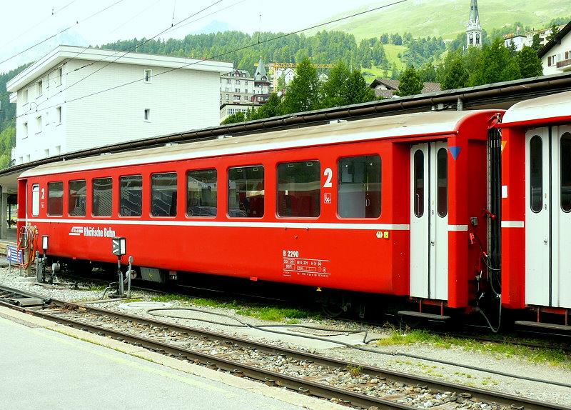 RhB - B 2290 am 19.07.2013 in St.Moritz - 2.Klasse Umbaupersonenwagen - �bernahme 26.07.1963 - FFA/SIG/RhB - Fahrzeuggewicht 20,00t - Sitzpl�tze 60 - L�P 18,42m - zul�ssige Geschwindigkeit 90 km/h - �3=26.11.1999 �2= 21.01.-20111- Logo RhB in deutsch - Kennzeichnung an den Ecken blau - Lebenslauf: ex AB4� 1527 - 1964 AB 1527 - 08/1999 ausr - 26.11.1999 B 2290
