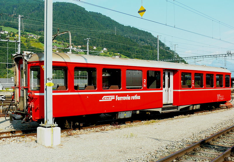 RhB - B 2302 am 13.07.2013 in Landquart - 2.Klasse Personenwagen - Mitteleinstiegswagen leichte Stahlbauart - Baujahr 1939 - SWS/SIG - Fahrzeuggewicht 17,00t - Sitzpl�tze 64 - L�P 17,73m - zul�ssige Geschwindigkeit 90 km/h - Logo RhB in italienisch - �2=7.12.1992 - �121.08.2009 - Lebenslauf: ex C4 2303 - 1956 B4� 2303 - 1964 B 2303 - Hinweis: Kennzeichnung an den Ecken offene gelbe Dreiecke mit wei�en Punkt - die Fahrzeugserie bestand aus 6  Wagen mit den Nummern 2301 bis 2306 f�r Schnellz�ge Fliegender Rh�tier mit ABe 4/4 501 - 504. 
