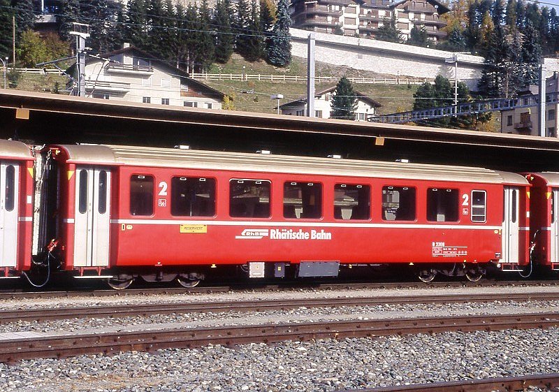 RhB - B 2308 am 13.10.2008 in St.Moritz - 2.Klasse Einheitspersonenwagen (Typ I) verk�rzte Bauart f�r Bernina-Bahn - Ubernahme 30.08.1968 - FFA/SWP - Fahrzeuggewicht 14,00t - Sitzpl�tze 50 - L�P 14,91m - zul�ssige Geschwindigkeit 90 km/h - �2=12.04.2001 - Logo RhB in deutsch - Hinweis: gro�e Klassezahlen, hohes Anschriftenfeld, dicke Betriebsnummer - die Fahrzeugserie besteht aus 8 Wagen mit den Nummern 2307 bis 2314. 
