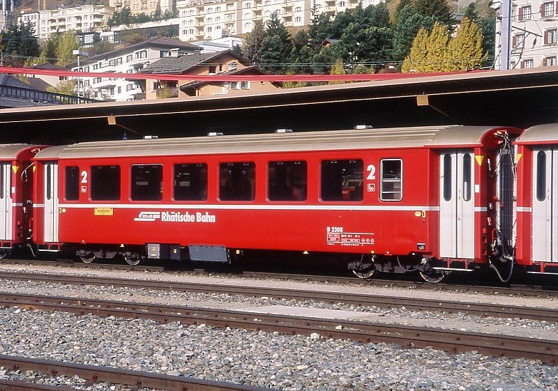 RhB - B 2308 am 13.10.2008 in St.Moritz - 2.Klasse Einheitspersonenwagen (Typ I) verk�rzte Bauart f�r Bernina-Bahn - Ubernahme 30.08.1968 - FFA/SWP - Fahrzeuggewicht 14,00t - Sitzpl�tze 50 - L�P 14,91m - zul�ssige Geschwindigkeit 90 km/h - �2=12.04.2001 - Logo RhB in deutsch - Hinweis: gro�e Klassezahlen, hohes Anschriftenfeld, dicke Betriebsnummer - die Fahrzeugserie besteht aus 8 Wagen mit den Nummern 2307 bis 2314. 
