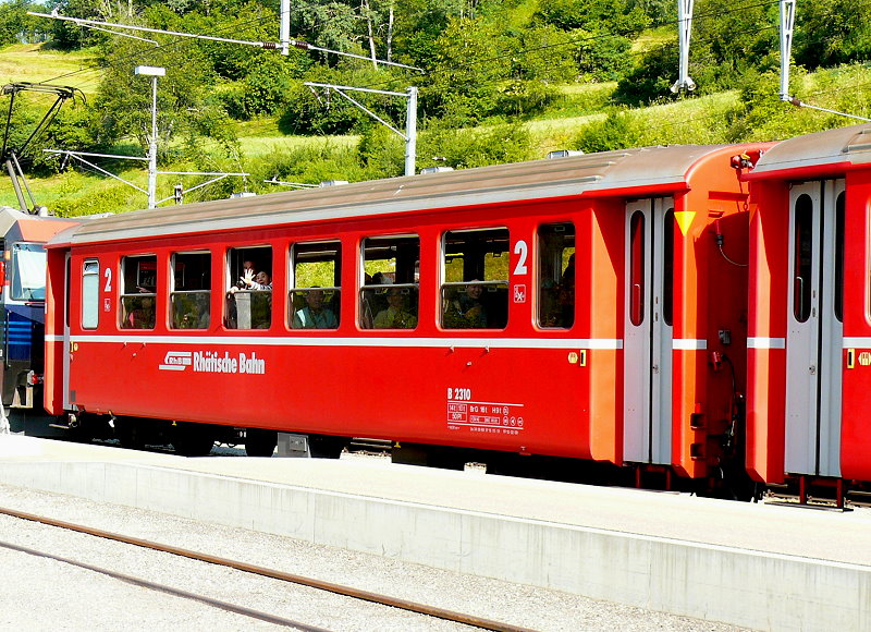 RhB - B 2310 am 15.07.2013 in Filisur - 2.Klasse Einheitspersonenwagen (Typ I) verk�rzte Bauart f�r Bernina.Bahn - �bernahme 24.09.1968 - FFA/SWP - Fahrzeuggewicht 14,00t - Sitzpl�tze 50 - L�P 14,91m - zul�ssige Geschwindigkeit 90 km/h - �2=10.02.2009 - Logo RhB in deutsch - Hinweis: Kennzeichnung an den Ecken gelbe Dreiecke - die Fahrzeugserie besteht aus 8 Wagen mit den Nummern 2307 bis 2314. 
