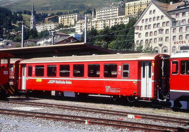 RhB - B 2314 am 25.08.2008 in St.Moritz - 2.Klasse Einheitspersonenwagen (Typ I) verk�rzte Bauart f�r Bernina.Bahn - �bernahme 07.11. 1968 - FFA/SWP - Fahrzeuggewicht 14,00t - Sitzpl�tze 50 - L�P 14,91m - zul�ssige Geschwindigkeit 90 km/h - �3=14.09.2001 - Logo RhB in deutsch - Hinweis: gro�e Klassezahlen - dicke Betriebsnummern . die Fahrzeugserie besteht aus 8 Wagen mit den Nummern 2307 bis 2314. 
