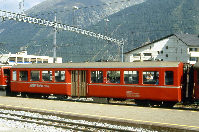 RhB - B 2330 am 07.09.1994 in Samedan - 2.Klasse Personenwagen - Mitteleinstiegswagen mittelschwerer Stahlbauart - �bernahme: 05.06.1948 - SWS - Fahrzeuggewicht 21,00t - Sitzpl�tze 64 - L�P 17,63m - zul�ssige Geschwindigkeit 90 km/h - Logo RhB in r�toromanisch - �2=18.07.1990 - Lebenslauf: ex C4� 2330 - 1956 B4� 2330 - 1964 B 2330 - 29.04.2011 Abbruch - Hinweis: Klassezahlen klein, hoher Anschriftenblock, schlanke Betriebsnummern, ohne Kennzeichnung an den Ecken - die Fahrzeugserie bestand aus 13 Wagen mit den Nummern 2321 bis 2333. 
