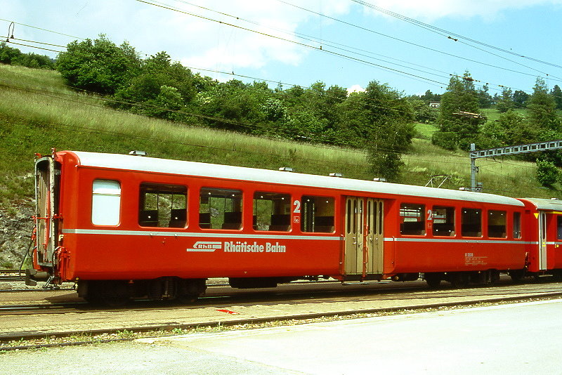 RhB - B 2330 am 28.06.1995 in Filisur - 2.Klasse Personenwagen - Mitteleinstiegswagen mittelschwerer Stahlbauart - �bernahme: 05.06.1948 - SWS - Fahrzeuggewicht 21,00t - Sitzpl�tze 64 - L�P 17,63m - zul�ssige Geschwindigkeit 90 km/h - Logo RhB in r�toromanisch - �2=18.07.1990 - Lebenslauf: ex C4� 2330 - 1956 B4� 2330 - 1964 B 2330 - 29.04.2011 Abbruch - Hinweis: Klassezahlen gro�, hoher Anschriftenblock, dicke Betriebsnummern, ohne Kennzeichnung an den Ecken - die Fahrzeugserie bestand aus 13 Wagen mit den Nummern 2321 bis 2333. 
