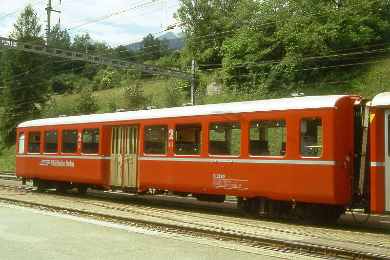RhB - B 2330 am 28.06.1995 in Filisur - 2.Klasse Personenwagen - Mitteleinstiegswagen mittelschwerer Stahlbauart - �bernahme: 05.06.1948 - SWS - Fahrzeuggewicht 21,00t - Sitzpl�tze 64 - L�P 17,63m - zul�ssige Geschwindigkeit 90 km/h - Logo RhB in r�toromanisch - �2=18.07.1990 - Lebenslauf: ex C4� 2330 - 1956 B4� 2330 - 1964 B 2330 - 29.04.2011 Abbruch - Hinweis: Klassezahlen gro�, hoher Anschriftenblock, dicke Betriebsnummern, ohne Kennzeichnung an den Ecken - die Fahrzeugserie bestand aus 13 Wagen mit den Nummern 2321 bis 2333. 
