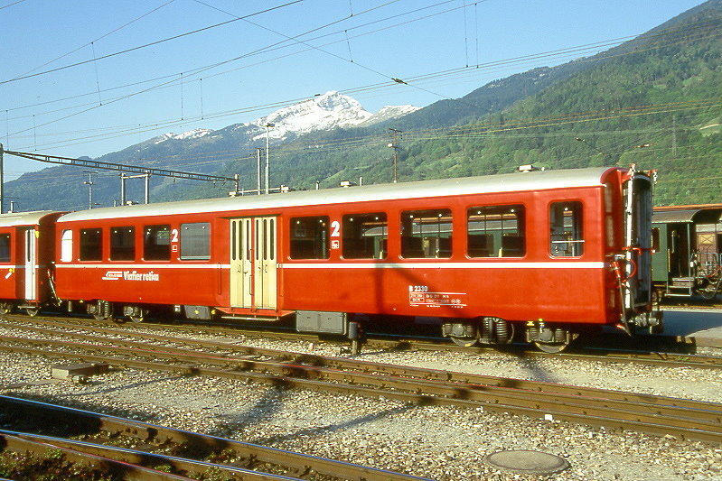 RhB - B 2330 am 12.04.1998 in Landquart - 2.Klasse Personenwagen - Mitteleinstiegswagen mittelschwerer Stahlbauart - �bernahme: 05.06.1948 - SWS - Fahrzeuggewicht 21,00t - Sitzpl�tze 64 - L�P 17,63m - zul�ssige Geschwindigkeit 90 km/h - Logo RhB in r�toromanisch - �2=16.09.1997 - Lebenslauf: ex C4� 2330 - 1956 B4� 2330 - 1964 B 2330 - 29.04.2011 Abbruch - Hinweis: Klassezahlen gro�, hoher Anschriftenblock, dicke Betriebsnummern, ohne Kennzeichnung an den Ecken - die Fahrzeugserie bestand aus 13 Wagen mit den Nummern 2321 bis 2333. 
