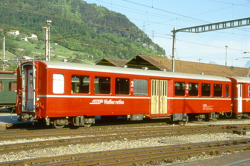 RhB - B 2330 am 12.04.1998 in Landquart - 2.Klasse Personenwagen - Mitteleinstiegswagen mittelschwerer Stahlbauart - �bernahme: 05.06.1948 - SWS - Fahrzeuggewicht 21,00t - Sitzpl�tze 64 - L�P 17,63m - zul�ssige Geschwindigkeit 90 km/h - Logo RhB in r�toromanisch - �2=16.09.1997 - Lebenslauf: ex C4� 2330 - 1956 B4� 2330 - 1964 B 2330 - 29.04.2011 Abbruch - Hinweis: Klassezahlen gro�, hoher Anschriftenblock, dicke Betriebsnummern, ohne Kennzeichnung an den Ecken - die Fahrzeugserie bestand aus 13 Wagen mit den Nummern 2321 bis 2333. 
