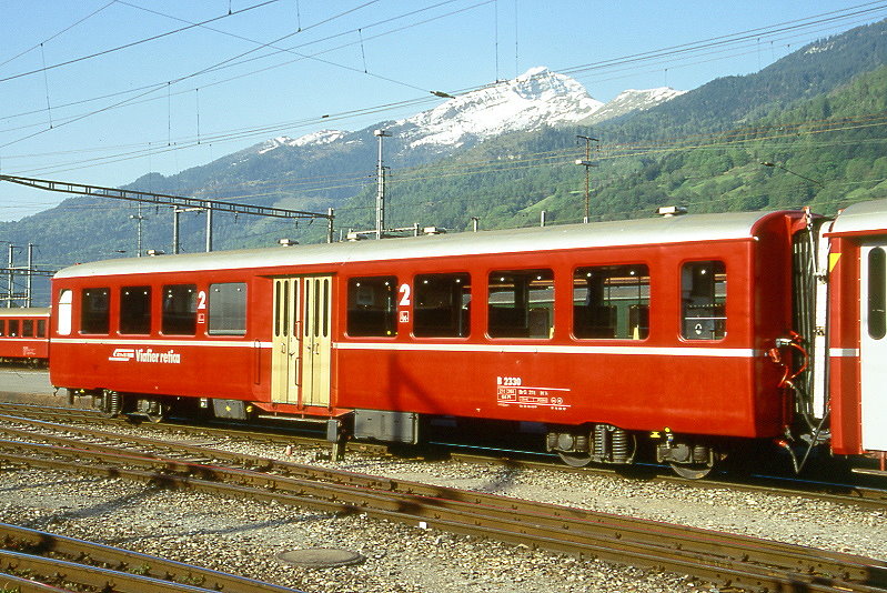 RhB - B 2330 am 10.05.1998 in Landquart - 2.Klasse Personenwagen - Mitteleinstiegswagen mittelschwerer Stahlbauart - �bernahme: 05.06.1948 - SWS - Fahrzeuggewicht 21,00t - Sitzpl�tze 64 - L�P 17,63m - zul�ssige Geschwindigkeit 90 km/h - Logo RhB in r�toromanisch - �2=16.09.1997 - Lebenslauf: ex C4� 2330 - 1956 B4� 2330 - 1964 B 2330 - 29.04.2011 Abbruch - Hinweis: Klassezahlen gro�, hoher Anschriftenblock, dicke Betriebsnummern, ohne Kennzeichnung an den Ecken - die Fahrzeugserie bestand aus 13 Wagen mit den Nummern 2321 bis 2333. 
