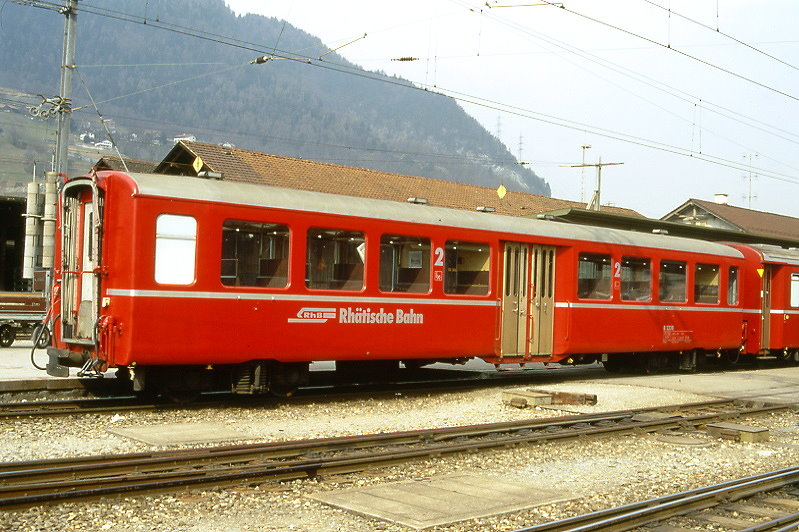 RhB - B 2330 am 19.03.1999 in Landquart - 2.Klasse Personenwagen - Mitteleinstiegswagen mittelschwerer Stahlbauart - �bernahme: 05.06.1948 - SWS - Fahrzeuggewicht 21,00t - Sitzpl�tze 64 - L�P 17,63m - zul�ssige Geschwindigkeit 90 km/h - Logo RhB in deutsch - �2=16.09.1997 - Lebenslauf: ex C4� 2330 - 1956 B4� 2330 - 1964 B 2330 - 29.04.2011 Abbruch -  Hinweis: Klassezahlen gro�, hoher Anschriftenblock, dicke Betriebsnummern, ohne Kennzeichnung an den Ecken - die Fahrzeugserie bestand aus 13 Wagen mit den Nummern 2321 bis 2333. 
