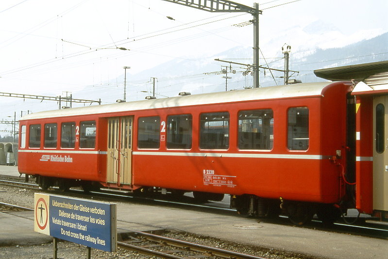 RhB - B 2330 am 19.03.1999 in Landquart - 2.Klasse Personenwagen - Mitteleinstiegswagen mittelschwerer Stahlbauart - �bernahme: 05.06.1948 - SWS - Fahrzeuggewicht 21,00t - Sitzpl�tze 64 - L�P 17,63m - zul�ssige Geschwindigkeit 90 km/h - Logo RhB in deutsch - �2=16.09.1997 - Lebenslauf: ex C4� 2330 - 1956 B4� 2330 - 1964 B 2330 - 29.04.2011 Abbruch -  Hinweis: Klassezahlen gro�, hoher Anschriftenblock, dicke Betriebsnummern, ohne Kennzeichnung an den Ecken - die Fahrzeugserie bestand aus 13 Wagen mit den Nummern 2321 bis 2333. 
