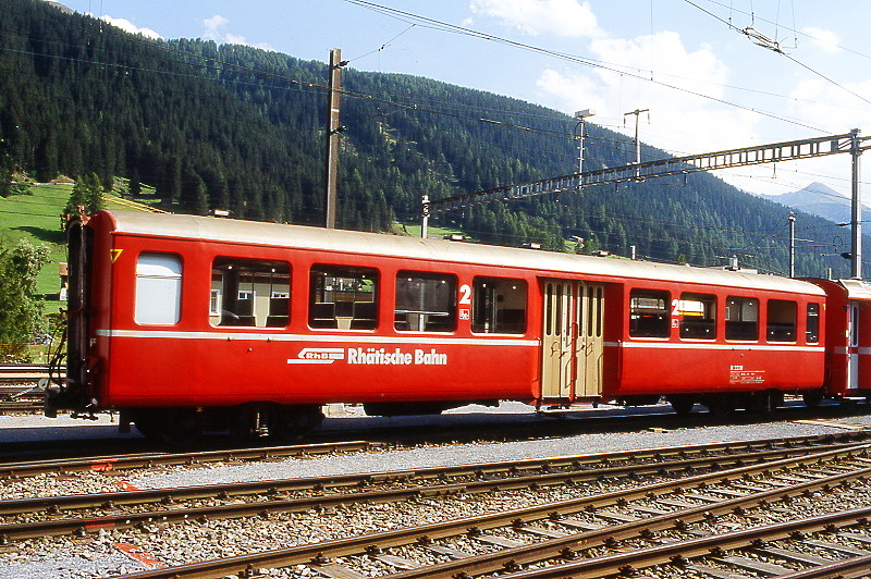 RhB - B 2330 am 21.08.2008 in Davos Platz - 2.Klasse Personenwagen - Mitteleinstiegswagen mittelschwerer Stahlbauart - �bernahme: 05.06.1948 - SWS - Fahrzeuggewicht 21,00t - Sitzpl�tze 64 - L�P 17,63m - zul�ssige Geschwindigkeit 90 km/h - Logo RhB in deutsch -�1=03.02.2005 �2=16.09.1997 - Lebenslauf: ex C4� 2330 - 1956 B4� 2330 - 1964 B 2330 - 29.04.2011 Abbruch Hinweis: Klassezahlen gro�, hoher Anschriftenblock, dicke Betriebsnummern, Kennzeichnung an den Ecken gelbe offene Dreiecke - die Fahrzeugserie bestand aus 13 Wagen mit den Nummern 2321 bis 2333. 
