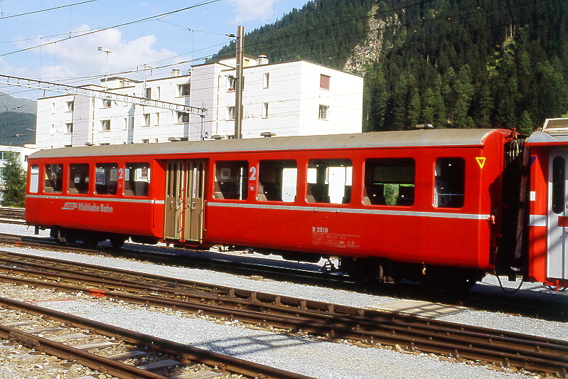 RhB - B 2330 am 21.08.2008 in Davos Platz - 2.Klasse Personenwagen - Mitteleinstiegswagen mittelschwerer Stahlbauart - �bernahme: 05.06.1948 - SWS - Fahrzeuggewicht 21,00t - Sitzpl�tze 64 - L�P 17,63m - zul�ssige Geschwindigkeit 90 km/h - Logo RhB in deutsch -�1=03.02.2005 �2=16.09.1997 - Lebenslauf: ex C4� 2330 - 1956 B4� 2330 - 1964 B 2330 - 29.04.2011 Abbruch Hinweis: Klassezahlen gro�, hoher Anschriftenblock, dicke Betriebsnummern, Kennzeichnung an den Ecken gelbe offene Dreiecke - die Fahrzeugserie bestand aus 13 Wagen mit den Nummern 2321 bis 2333. 
