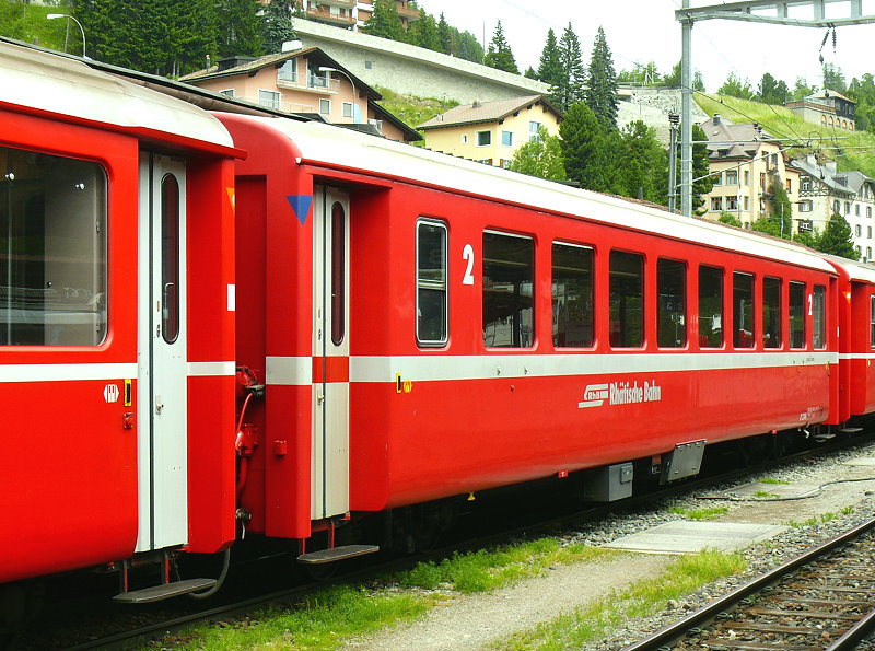 RhB - B 2346 am 19.07.2013 in St.Moritz - 2.Klasse Einheitspersonenwagen (Typ 1) - �bernahme 20.12.1963 - FFA/SIG/RhB - Fahrzeuggewicht 21,00t - Sitzpl�tze 60 - L�P 18,42m - zul�ssige Geschwindigkeit 90 km/h - Logo Graub�nden, RhB in deutsch - Lebenslauf: ex B4� 2346 - 1964 B 2346 - Hinweis: Kennzeichnung an den Ecken blau - die Fahrzeugserie besteht aus 33 Wagen mit den Nummern 2341 bis 2373. 
