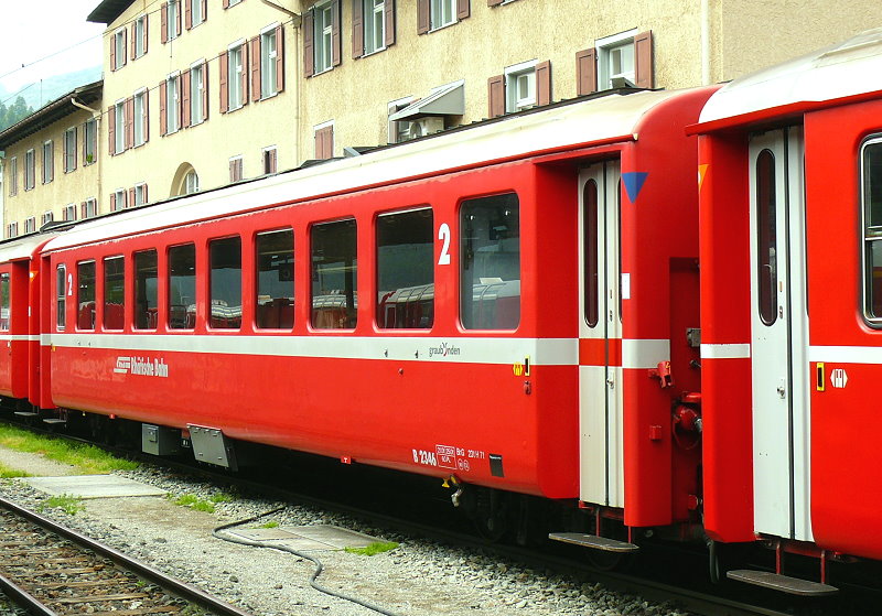 RhB - B 2346 am 19.07.2013 in St.Moritz - 2.Klasse Einheitspersonenwagen (Typ 1) - �bernahme 20.12.1963 - FFA/SIG/RhB - Fahrzeuggewicht 21,00t - Sitzpl�tze 60 - L�P 18,42m - zul�ssige Geschwindigkeit 90 km/h - Logo Graub�nden, RhB in deutsch - Lebenslauf: ex B4� 2346 - 1964 B 2346 - Hinweis: Kennzeichnung an den Ecken blau - die Fahrzeugserie besteht aus 33 Wagen mit den Nummern 2341 bis 2373. 
