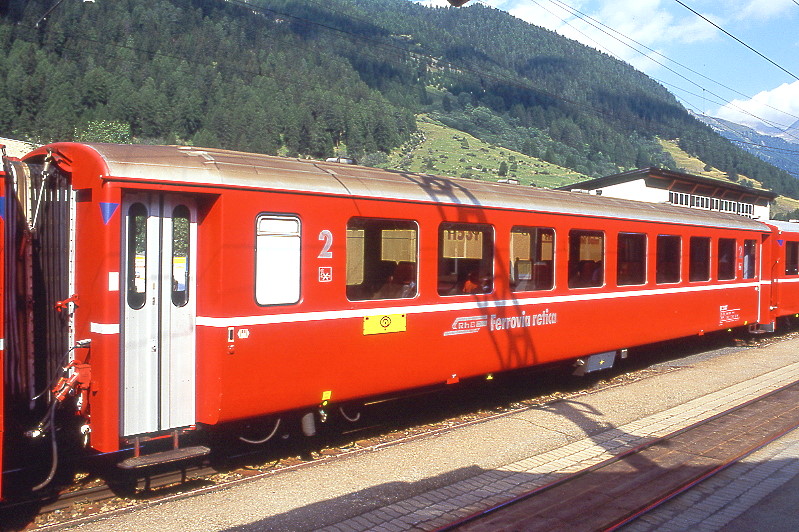 RhB - B 2347 am 22.08.2008 in Zernez - 2.Klasse Einheitspersonenwagen (Typ 1) - �bernahme 23.01.1963 - FFA/SIG/RhB - Fahrzeuggewicht 21,00t - Sitzpl�tze 60 - L�P 18,42m - zul�ssige Geschwindigkeit 90 km/h - Logo RhB in italienisch - �3=01.07.1994 - Lebenslauf: ex B4� 2347 - 1964 B 2347 - Hinweis: Klassezahlen gro�, hoher Anschriftenblock, dicke Betriebsnummern, Griffstangen neben den T�ren entfernt - mit Taster neben den T�ren - mit blauer Kennzeichnung an den Ecken - die Fahrzeugserie besteht aus 33 Wagen mit den Nummern 2341 bis 2373. 
