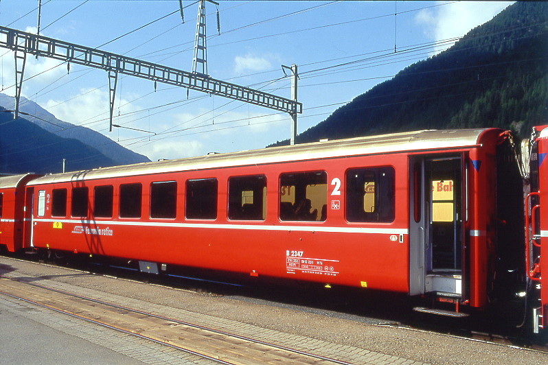RhB - B 2347 am 22.08.2008 in Zernez - 2.Klasse Einheitspersonenwagen (Typ 1) - �bernahme 23.01.1963 - FFA/SIG/RhB - Fahrzeuggewicht 21,00t - Sitzpl�tze 60 - L�P 18,42m - zul�ssige Geschwindigkeit 90 km/h - Logo RhB in italienisch - �3=01.07.1994 - Lebenslauf: ex B4� 2347 - 1964 B 2347 - Hinweis: Klassezahlen gro�, hoher Anschriftenblock, dicke Betriebsnummern, Griffstangen neben den T�ren entfernt - mit Taster neben den T�ren - mit blauer Kennzeichnung an den Ecken - die Fahrzeugserie besteht aus 33 Wagen mit den Nummern 2341 bis 2373. 
