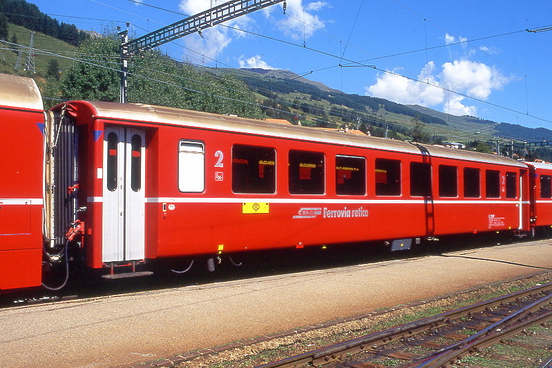 RhB - B 2347 am 27.08.2008 in Scuol - 2.Klasse Einheitspersonenwagen (Typ 1) - �bernahme 23.01.1963 - FFA/SIG/RhB - Fahrzeuggewicht 21,00t - Sitzpl�tze 60 - L�P 18,42m - zul�ssige Geschwindigkeit 90 km/h - Logo RhB in italienisch - �3=01.07.1994 �2=25.11.2004 - Lebenslauf: ex B4� 2347 - 1964 B 2347 - Hinweis: Kennzeichnung an den Ecken blau - die Fahrzeugserie besteht aus 33 Wagen mit den Nummern 2341 bis 2373. 
