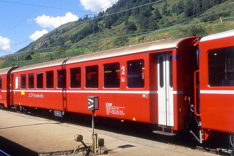 RhB - B 2347 am 27.08.2008 in Scuol - 2.Klasse Einheitspersonenwagen (Typ 1) - �bernahme 23.01.1963 - FFA/SIG/RhB - Fahrzeuggewicht 21,00t - Sitzpl�tze 60 - L�P 18,42m - zul�ssige Geschwindigkeit 90 km/h - Logo RhB in italienisch - �3=01.07.1994 �2=25.11.2004 - Lebenslauf: ex B4� 2347 - 1964 B 2347 - Hinweis: Kennzeichnung an den Ecken blau - die Fahrzeugserie besteht aus 33 Wagen mit den Nummern 2341 bis 2373. 
