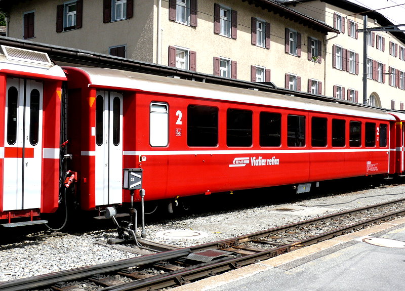 RhB - B 2356 am 27.07.2010 in St.Moritz - 2.Klasse Einheitspersonenwagen (Typ 1) - �bernahme 31.05.1966 - FFA/SIG/RhB - Fahrzeuggewicht 21,00t - Sitzpl�tze 60 - L�P 18,42m - zul�ssige Geschwindigkeit 90 km/h - �3=29.09.1995 �2=05.09.2008 - Logo RhB in r�toromanisch - mit Kennzeichnung orange an den Ecken - die Fahrzeugserie besteht aus 33 Wagen mit den Nummern 2341 bis 2373. 
