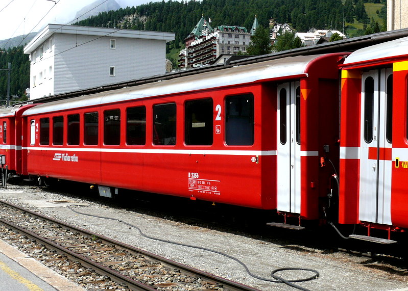 RhB - B 2356 am 27.07.2010 in St.Moritz - 2.Klasse Einheitspersonenwagen (Typ 1) - �bernahme 31.05.1966 - FFA/SIG/RhB - Fahrzeuggewicht 21,00t - Sitzpl�tze 60 - L�P 18,42m - zul�ssige Geschwindigkeit 90 km/h - �3=29.09.1995 �2=05.09.2008 - Logo RhB in r�toromanisch - mit Kennzeichnung orange an den Ecken - die Fahrzeugserie besteht aus 33 Wagen mit den Nummern 2341 bis 2373. 
