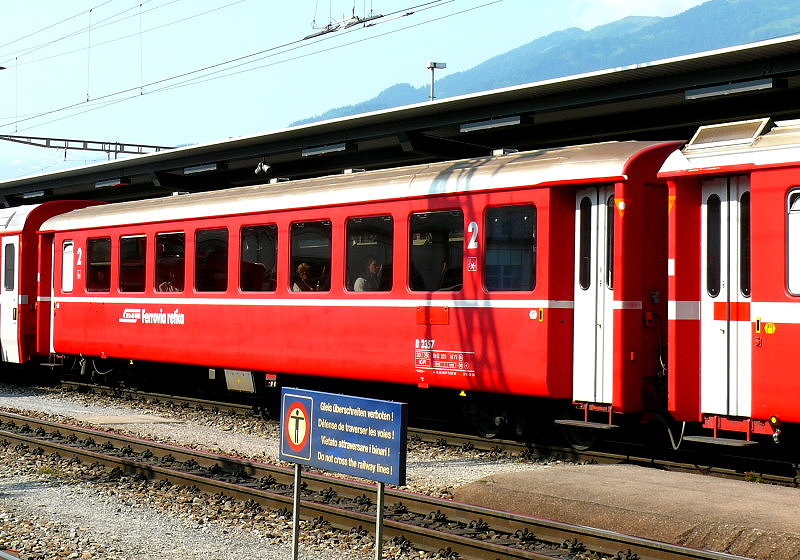 RhB - B 2357 am 13.07.2013 in Landquart - 2.Klasse Einheitspersonenwagen (Typ 1) - �bernahme 02.06.1966 - FFA/SIG/RhB - Fahrzeuggewicht 20,00t - Sitzpl�tze 60 - L�P 18,42m - zul�ssige Geschwindigkeit 90 km/h - �3=15.09.1995 �2=12.9.2008 - Logo RhB in italienisch - Hinweis: hoher Anschriftenblock, dicke Betriebsnummern - mit Kennzeichnung an den Ecken orange mit wei�en Punkt - die Fahrzeugserie besteht aus 33 Wagen mit den Nummern 2341 bis 2373. 

