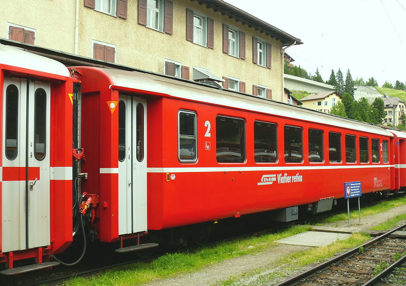 RhB - B 2363 am 19.07.2013 in St.Moritz - 2.Klasse Einheitspersonenwagen (Typ 1) - �bernahme 08.07.1966 - FFA/SIG/RhB - Fahrzeuggewicht 20,00t - Sitzpl�tze 60 - L�P 18,42m - zul�ssige Geschwindigkeit 90 km/h - �3=19.06.1996 �2=26.06.2009 - Logo RhB in r�toromanisch - Hinweis: , Kennzeichnung an den Ecken wei�er Kreis auf orangen Dreiecken - die Fahrzeugserie besteht aus 33 Wagen mit den Nummern 2341 bis 2373. 
