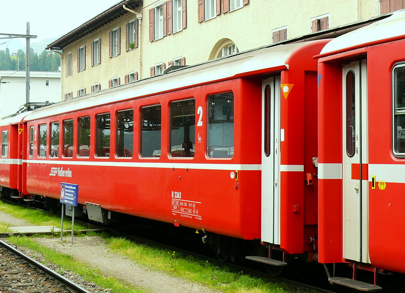 RhB - B 2363 am 19.07.2013 in St.Moritz - 2.Klasse Einheitspersonenwagen (Typ 1) - �bernahme 08.07.1966 - FFA/SIG/RhB - Fahrzeuggewicht 20,00t - Sitzpl�tze 60 - L�P 18,42m - zul�ssige Geschwindigkeit 90 km/h - �3=19.06.1996 �2=26.06.2009 - Logo RhB in r�toromanisch - Hinweis: , Kennzeichnung an den Ecken wei�er Kreis auf orangen Dreiecken - die Fahrzeugserie besteht aus 33 Wagen mit den Nummern 2341 bis 2373. 
