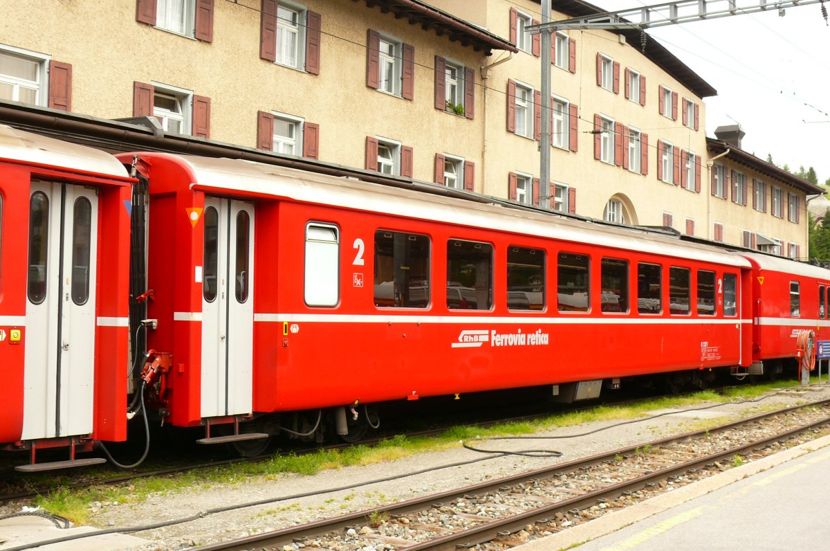 RhB - B 2371 am 14.03.1999 in Landquart - 2.Klasse Einheitspersonenwagen (Typ 1) - �bernahme 02.09.1966 - FFA/SIG/RhB - Fahrzeuggewicht 21,00t - Sitzpl�tze 60 - L�P 18,42m - zul�ssige Geschwindigkeit 90 km/h - �3=10.01.1997 �2=20.08.2011- Logo RhB in italienisch - Hinweis: mit Kennzeichnung an den Ecken gelb Dreeiecke mit wei�en Punkt - die Fahrzeugserie besteht aus 33 Wagen mit den Nummern 2341 bis 2373. 
