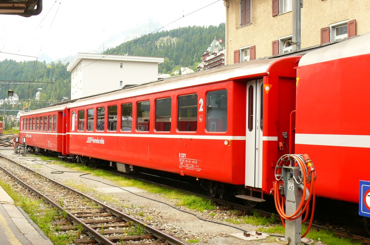 RhB - B 2371 am 14.03.1999 in Landquart - 2.Klasse Einheitspersonenwagen (Typ 1) - �bernahme 02.09.1966 - FFA/SIG/RhB - Fahrzeuggewicht 21,00t - Sitzpl�tze 60 - L�P 18,42m - zul�ssige Geschwindigkeit 90 km/h - �3=10.01.1997 �2=20.08.2011- Logo RhB in italienisch - Hinweis: mit Kennzeichnung an den Ecken gelb Dreeiecke mit wei�en Punkt - die Fahrzeugserie besteht aus 33 Wagen mit den Nummern 2341 bis 2373. 
