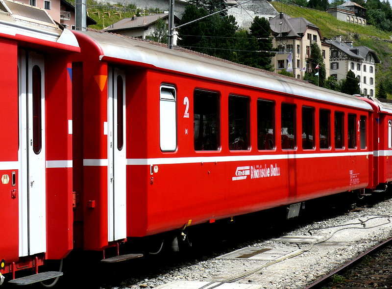 RhB - B 2372 am 25.07.2010 in St.Moritz - 2.Klasse Einheitspersonenwagen (Typ 1) - �bernahme 09.09.1966 - FFA/SIG/RhB - Fahrzeuggewicht 21,00t - Sitzpl�tze 60 - L�P 18,42m - zul�ssige Geschwindigkeit 90 km/h - �3=31.01.1997 �2=31.01.2007 - Logo RhB in deutsch, Kennzeichnung orange an den Ecken - die Fahrzeugserie besteht aus 33 Wagen mit den Nummern 2341 bis 2373. 
