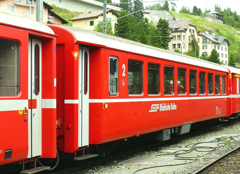 RhB - B 2373 am 19.07.2013 in St.Moritz - 2.Klasse Einheitspersonenwagen (Typ 1) - �bernahme 16.09.1966 - FFA/SIG/RhB - Fahrzeuggewicht 20,00t - Sitzpl�tze 60 - L�P 18,42m - zul�ssige Geschwindigkeit 90 km/h - �3=28.02.1997 �2=08.10.2010 - Logo RhB in deutsch - Hinweis: Kennzeichnung orange Ecken mit wei�en Punkt - die Fahrzeugserie besteht aus 33 Wagen mit den Nummern 2341 bis 2373. 
