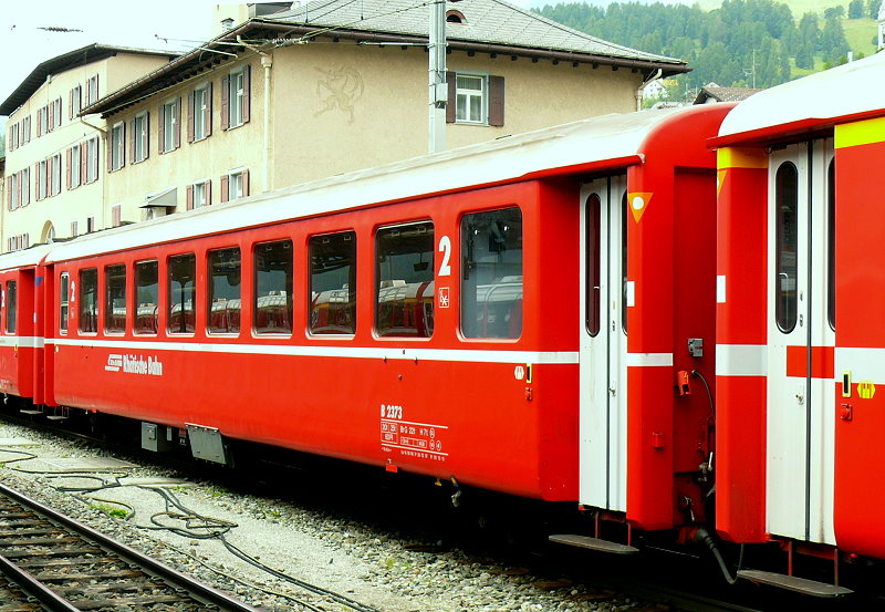 RhB - B 2373 am 19.07.2013 in St.Moritz - 2.Klasse Einheitspersonenwagen (Typ 1) - �bernahme 16.09.1966 - FFA/SIG/RhB - Fahrzeuggewicht 20,00t - Sitzpl�tze 60 - L�P 18,42m - zul�ssige Geschwindigkeit 90 km/h - �3=28.02.1997 �2=08.10.2010 - Logo RhB in deutsch - Hinweis: Kennzeichnung orange Ecken mit wei�en Punkt - die Fahrzeugserie besteht aus 33 Wagen mit den Nummern 2341 bis 2373. 
