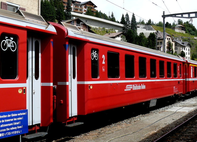 RhB - B 2377 am 30.07.2010 in St.Moritz - 2.Klasse Einheitspersonenwagen (Typ 2) - �bernahme 27.09.1976 - FFA/SWP - Fahrzeuggewicht 16,00t - Sitzpl�tze 52 - L�P 18,50m - zul�ssige Geschwindigkeit 90 km/h - Logo RhB in deutsch - �3=10.09.2004 - Hinweis: Kennzeichnung an den Ecken blau - die Fahrzeugserie besteht aus 40 Wagen mit den Nummern 2374 bis 2383 und 2421 bis 2450. 

