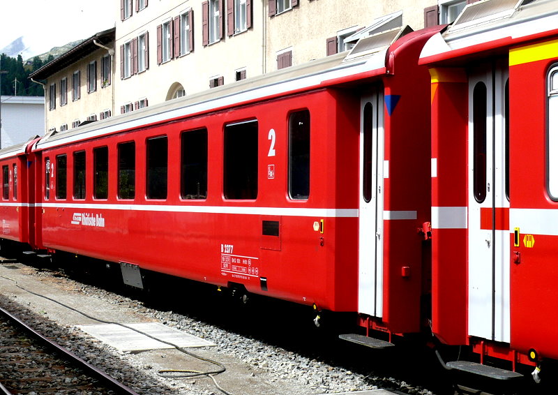 RhB - B 2377 am 30.07.2010 in St.Moritz - 2.Klasse Einheitspersonenwagen (Typ 2) - �bernahme 27.09.1976 - FFA/SWP - Fahrzeuggewicht 16,00t - Sitzpl�tze 52 - L�P 18,50m - zul�ssige Geschwindigkeit 90 km/h - Logo RhB in deutsch - �3=10.09.2004 - Hinweis: Kennzeichnung an den Ecken blau - die Fahrzeugserie besteht aus 40 Wagen mit den Nummern 2374 bis 2383 und 2421 bis 2450. 
