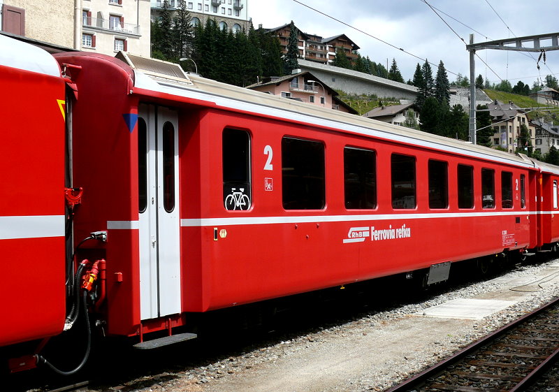 RhB - B 2380 am 25.07.2010 in St.Moritz - 2.Klasse Einheitspersonenwagen (Typ 2) - �bernahme 19.10.1976 - FFA/SWP - Fahrzeuggewicht 16,00t - Sitzpl�tze 52 - L�P 18,50m - zul�ssige Geschwindigkeit 90 km/h - Logo RhB in italienisch - �3=22.10.2004 - Hinweis: Klassezahlen gro� - die Fahrzeugserie besteht aus 40 Wagen mit den Nummern 2374 bis 2383 und 2421 bis 2450. 
