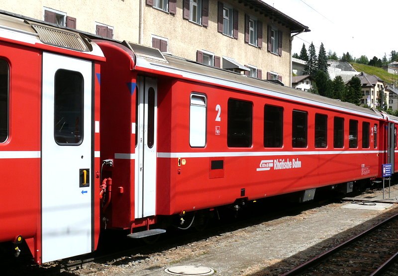 RhB - B 2382 am 30.07.2010 in St.Moritz - 2.Klasse Einheitspersonenwagen (Typ 2) - �bernahme 16.11.1976 - FFA/SWP - Fahrzeuggewicht 16,00t - Sitzpl�tze 52 - L�P 18,50m - zul�ssige Geschwindigkeit 90 km/h - Logo RhB in deutsch - �3=19.11.2004 - Hinweis: Kennzeichnung an den Ecken blau - die Fahrzeugserie besteht aus 40 Wagen mit den Nummern 2374 bis 2383 und 2421 bis 2450. 
