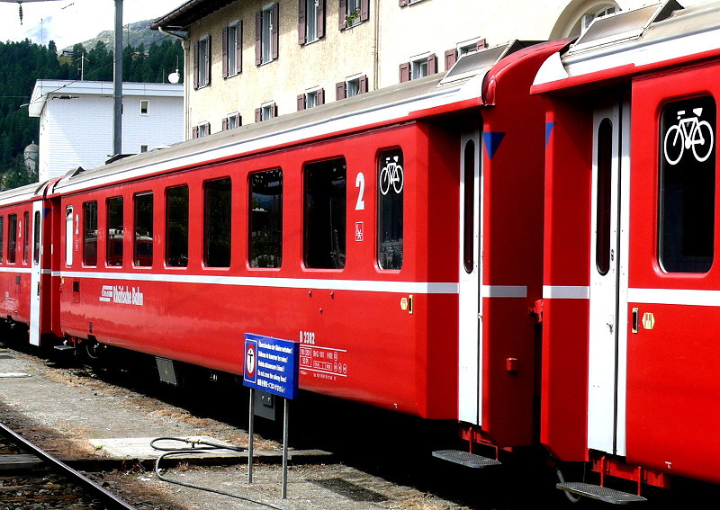 RhB - B 2382 am 30.07.2010 in St.Moritz - 2.Klasse Einheitspersonenwagen (Typ 2) - �bernahme 16.11.1976 - FFA/SWP - Fahrzeuggewicht 16,00t - Sitzpl�tze 52 - L�P 18,50m - zul�ssige Geschwindigkeit 90 km/h - Logo RhB in deutsch - �3=19.11.2004 - Hinweis: Kennzeichnung an den Ecken blau - die Fahrzeugserie besteht aus 40 Wagen mit den Nummern 2374 bis 2383 und 2421 bis 2450. 
