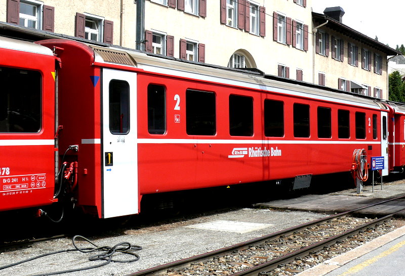 RhB - B 2383 am 30.07.2010 in St.Moritz - 2.Klasse Einheitspersonenwagen (Typ II) - �bernahme 28.02.1977 - FFA/SWP - Fahrzeuggewicht 15,00t - Sitzpl�tze 60 - L�P 18,50m - zul�ssige Geschwindigkeit 90 km/h - Logo RhB in deutsch - �3=10.12.2004 - Hinweis: Klassezahlen gro�, hoher Anschriftenblock, dicke Betriebsnummern, Kennzeichnung an den Ecken blau, Versuchsfahrzeug f�r Schwenkschiebet�ren - die Fahrzeugserie bestand aus 10 Wagen mit den Nummern 2374 bis 2383. 
