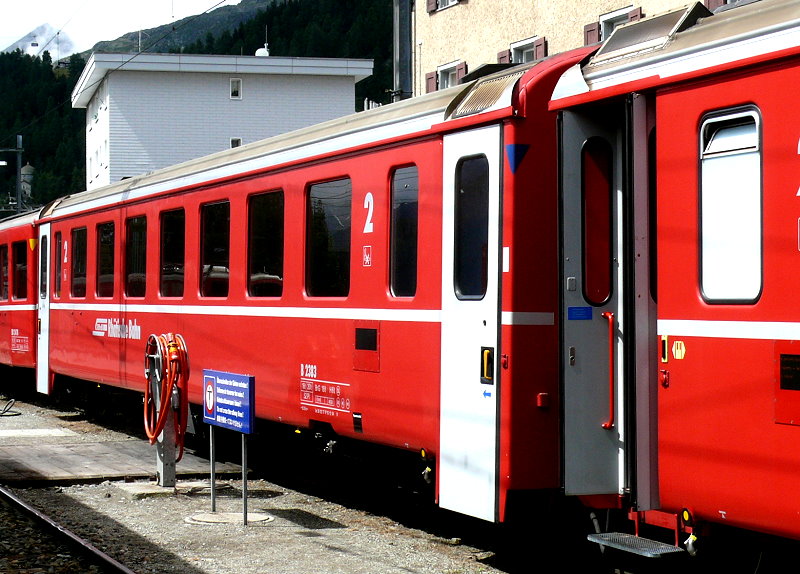 RhB - B 2383 am 30.07.2010 in St.Moritz - 2.Klasse Einheitspersonenwagen (Typ II) - �bernahme 28.02.1977 - FFA/SWP - Fahrzeuggewicht 15,00t - Sitzpl�tze 60 - L�P 18,50m - zul�ssige Geschwindigkeit 90 km/h - Logo RhB in deutsch - �3=10.12.2004 - Hinweis: Klassezahlen gro�, hoher Anschriftenblock, dicke Betriebsnummern, Kennzeichnung an den Ecken blau, Versuchsfahrzeug f�r Schwenkschiebet�ren - die Fahrzeugserie bestand aus 10 Wagen mit den Nummern 2374 bis 2383. 
