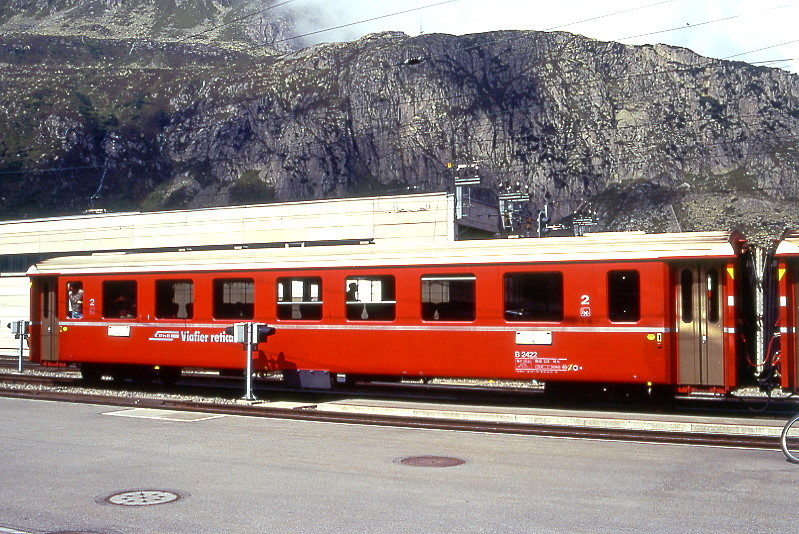 RhB - B 2422 am 25.08.1996 in Andermatt - 2.Klasse Einheitspersonenwagen (Typ II) - �bernahme 29.03.1979 - FFA/SWP/RhB - Fahrzeuggewicht 18,50t - Sitzpl�tze 52/Stehpl�tze 24 - L�P 18,50m - zul�ssige Geschwindigkeit 90 km/h - �3=20.04.1993 - Logo RhB in r�toromanisch - Klassezahlen klein, Kennzeichnung an den Ecken gelb - Hinweis: Die Fahrzeugserie besteht aus 30 Wagen mit den Nummern 2421 bis 2450. 

