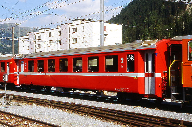 RhB - B 2422 am 21.08.2008 in Davos Platz - 2.Klasse Einheitspersonenwagen (Typ II) - �bernahme 29.03.1979 - FFA/SWP/RhB - Fahrzeuggewicht 16,90t - Sitzpl�tze 52/Stehpl�tze 00 - L�P 18,50m - zul�ssige Geschwindigkeit 90 km/h - Logo Graub�nden, RhB in r�toromanisch - Veloabteil, Kennzeichnung an den Ecken blau - Hinweis: Die Fahrzeugserie bestand aus 30 Wagen mit den Nummern 2421 bis 2450. 
