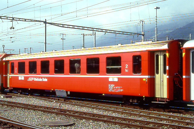RhB - B 2424 am 06.09.1996 in Landquart - 2.Klasse Einheitspersonenwagen (Typ II) - �bernahme 29.06.1979 - FFA/SWP/RhB - Fahrzeuggewicht 15,00t - Sitzpl�tze 52/Stehpl�tze 24 - L�P 18,50m - zul�ssige Geschwindigkeit 90 km/h - �2=16.06.1993 - Logo RhB in deutsch - Klassezahlen klein, Griffstangen neben den T�ren entfernt, Kennzeichnung gelb an den Ecken - Hinweis: Die Fahrzeugserie besteht aus 30 Wagen mit den Nummern 2421 bis 2450. 

