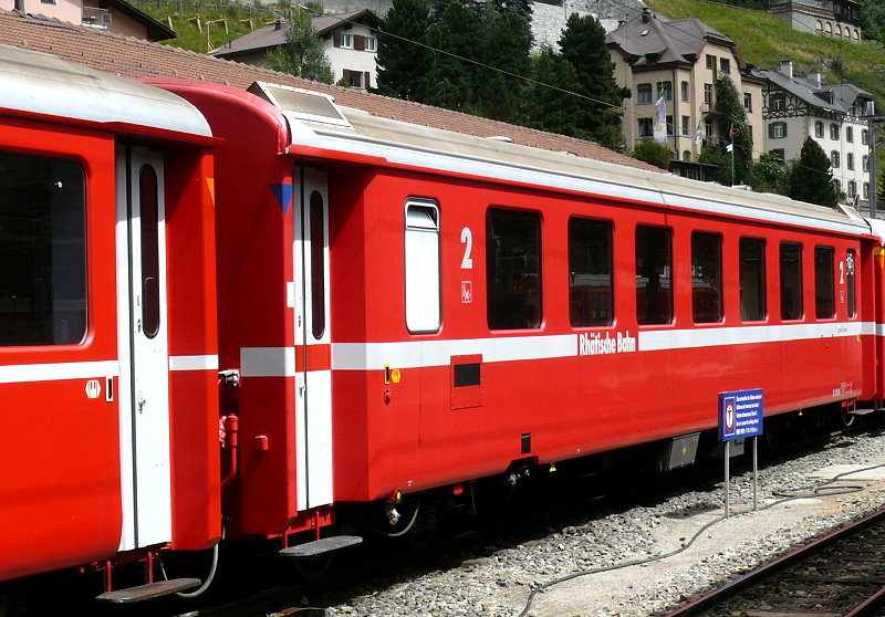 RhB - B 2424 am 25.07.2010 in Landquart - 2.Klasse Einheitspersonenwagen (Typ II) - �bernahme 29.06.1979 - FFA/SWP/RhB - Fahrzeuggewicht 16,00t - Sitzpl�tze 54 - L�P 18,50m - zul�ssige Geschwindigkeit 90 km/h - Logo Graub�nden in deutsch - Kennzeichnung blau an den Ecken - Hinweis: Die Fahrzeugserie besteht aus 30 Wagen mit den Nummern 2421 bis 2450. 
