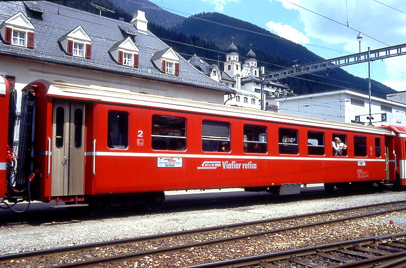 RhB - B 2425 am 06.06.1993 in Disentis - 2.Klasse Einheitspersonenwagen (Typ II) - �bernahme 13.07.1979 - FFA/SWP/RhB - Fahrzeuggewicht 15,00t - Sitzpl�tze 52/Stehpl�tze 24 - L�P 18,50m - zul�ssige Geschwindigkeit 90 km/h - �2=12.01.1988 - Logo RhB in r�toromanisch - Klassezahlen klein, Griffstangen neben den T�ren - Hinweis: Die Fahrzeugserie besteht aus 30 Wagen mit den Nummern 2421 bis 2450. 

