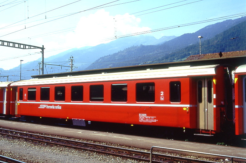 RhB - B 2426 am 19.08.1995 in Landquart - 2.Klasse Einheitspersonenwagen (Typ II) - �bernahme 26.07.1979 - FFA/SWP/RhB - Fahrzeuggewicht 15,00t - Sitzpl�tze 52/Stehpl�tze 24 - L�P 18,50m - zul�ssige Geschwindigkeit 90 km/h - �3=17.02.1995 - Logo RhB in italienisch - Klassezahlen klein, Griffstangen neben den T�ren entfernt, Taster neben den T�ren, Kennzeichnung an den Ecken gelb - Hinweis: Die Fahrzeugserie besteht aus 30 Wagen mit den Nummern 2421 bis 2450. 
