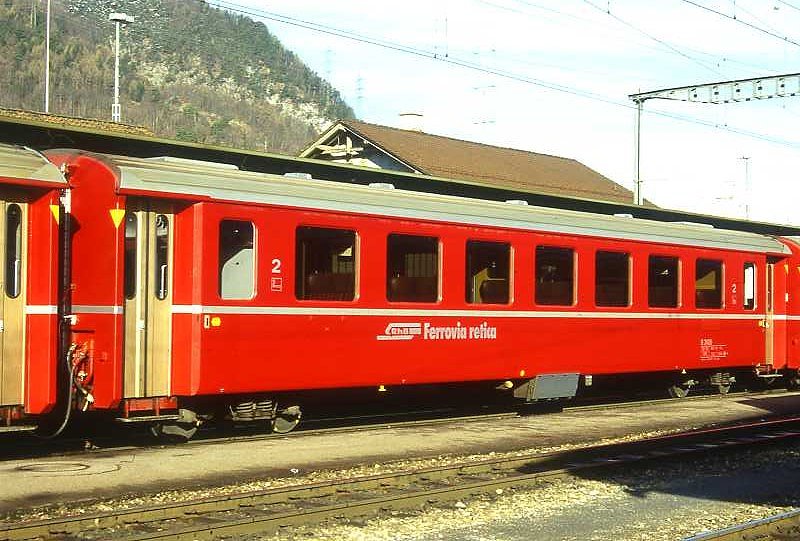 RhB - B 2426 am 28.02.1997 in Landquart - 2.Klasse Einheitspersonenwagen (Typ II) - �bernahme 26.07.1979 - FFA/SWP/RhB - Fahrzeuggewicht 15,00t - Sitzpl�tze 52/Stehpl�tze 24 - L�P 18,50m - zul�ssige Geschwindigkeit 90 km/h - �3=17.02.1995 - Logo RhB in italienisch - Klassezahlen klein, Griffstangen neben den T�ren entfernt, Taster neben den T�ren, Kennzeichnung an den Ecken gelb - Hinweis: Die Fahrzeugserie besteht aus 30 Wagen mit den Nummern 2421 bis 2450. 
